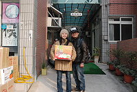 　北竿&#22338;里三寶禮盒今年再度暢銷，昨天一對觀光客前往南竿零售點，希望購得這傳說中的好滋味。（圖／文：邱竟瑋）