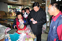 　仿效馬總統拚經濟精神，縣長陳雪生昨天一大早就前往介壽獅子市場，用消費券購買許多在地生鮮蔬果。（圖／文：曹重偉）