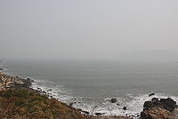 　馬祖昨天一片霧濛濛，由南竿秋桂亭遠眺，福澳港和北竿島均不見蹤影。（圖／文：邱竟瑋）