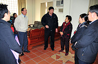 　介壽村軍友街火災滿週年，縣長特別前往老人活動中心問候仍住在其中的受災戶，並指示民政局排除萬難繼續讓他們安置。（圖／文：曹重偉）