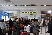 　受到前天關場的影響，許多原本循空運的旅客昨天上午改搭臺馬輪返台過年，福澳港海關一時人潮眾多。（圖／文：邱竟瑋）