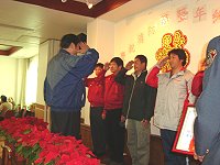 　九十八年度全縣消防及義消楷模向縣長敬禮。（圖：連江縣消防局提供）