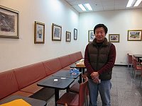 馬祖芙蓉海畫會年輕成員顧哲嘉於「機場咖啡」開畫展,歡迎旅客留步參觀。(圖:馬祖芙蓉海畫會提供)