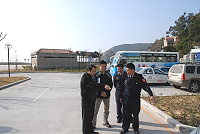 　縣府交通局長劉德全等人昨天前往介壽澳口會勘，縣警局保安隊長陳建國、南竿警察所長柯守恕亦到場了解。（圖／文：邱竟瑋）