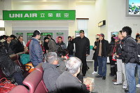 　關心春節期間旅客疏運，縣長陳雪生到北竿機場了解狀況。（圖／文：陳鵬雄）