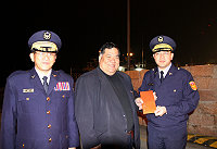 　感謝警察終年辛勞，議長陳振清專程前往福澳港慰勉春安工作勤務的員警們。（圖：連江縣議會提供）