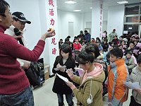 大年初一東莒鄉親齊聚玩賓果遊戲試手氣。(圖:曹躍鎧提供)