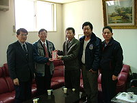 　地檢署檢察長林慶宗（左二）偕同縣警局局長李建聰（左一）等人，昨天親自拜訪漁會，為即將到來的漁會選舉，宣導反賄選、反暴力的政府政策。（圖／文：劉秋月）