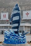 　東引中柱港大型石鯛塑像，塗裝上新顏色後，整個景觀也鮮活了起來。（圖與文：陳其敏）