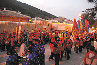 北竿元宵節系列活動─坂里十三暝昨天登場,地區軍民共襄盛舉,南竿方面也有近百人前往。(圖/文:邱竟瑋)