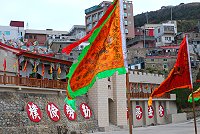 　東引鄉各廟宇神旗飛舞，做好準備迎接連續數天的敬神廟會活動。（圖／文：陳其敏）