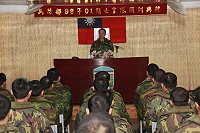 副指揮官陳將軍於主持98年第一期士官開訓典禮中,祝賀受訓學員在軍旅生涯中做了一個成為優秀領導人的正確選擇。(圖/文:黃俊智)