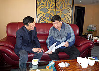 　縣長陳雪生會見福建省婦幼保健院院長陳端生，特別找出馬祖地區平均壽命的數據資料和陳端生院長討論。（圖：連江縣政府提供）