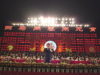 　第七屆兩馬同春鬧元宵昨晚盛大登場，縣長陳雪生代表馬祖鄉親與對岸馬尾民眾同聚共慶元宵佳節。（圖：連江縣政府提供）