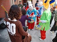 　裝扮可愛的神偶分送糖果給民眾，散佈吉祥如意。（圖／文：陳其敏）