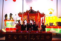 　南竿燈會昨晚在鐵板天后宮前廣場進行點燈儀式，時刻一到，百燈齊亮，吸引眾人的目光，鐵板夜色之美完全不同以往。（圖／文：劉秋月）
