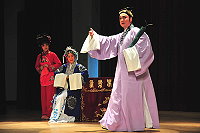 　兩馬同春鬧元宵聯歡節目南竿場在介壽堂歡樂演出，經典折子戲演出讓觀眾為之陶醉。（圖／文：曹重偉）