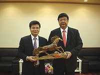 　馬尾區委常委藍鋒率「兩馬同春鬧元宵聯歡交流團」前往縣府拜會，並致贈陳縣長駿馬木雕，陳雪生代表馬祖鄉親表達歡迎之意。（圖／文：曹重偉）