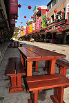 　馬港觀光夜市準備動起來，年前除了佈置紅黃燈籠海外，鄉公所也補助十二組木製桌椅，讓整條街看起來更有休閒度假的輕鬆氣息。（圖／文：曹重偉）