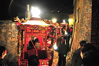 　牛峰境五靈公廟「二十暝」眾神聯合遶境盛大登場，神轎在傳統建物之間走起來更有懷舊感覺。（圖／文：曹重偉）