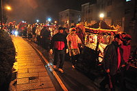 　山隴境白馬尊王廟「廿二暝」出巡遶境盛大登場，村中男女老幼總動員，冒雨苦行祈求神明保佑平安。（圖／文：曹重偉）