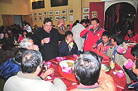 　山隴境白馬尊王廟舉行「廿二暝」後的食福饗宴，議長陳振清、廟委會主委邱英鑣等人也到每桌敬酒致意，場面熱絡。（圖／文：曹重偉）