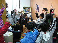 　介壽圖書室說故事時間，替代役謝易修的用心與唱做俱佳表現，讓孩子們愛上圖書室。（圖／文：劉秋月）