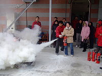 南竿鄉進行九十八年度民防團隊常年訓練,邀請消防局協助教導民防相關法規及各項消防救災器具的使用。(圖:南竿鄉公所提供)