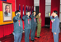 　連江縣後備服務中心舉辦「九十八年度後備軍人晉任暨幹部表揚典禮」，由馬防部指揮官鄭德美中將為晉任人員授階。（圖／文：曹重偉）