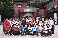 　指揮官鄭中將偕同政戰主任及地支部指揮官與女性官士兵共同於中正門合影留念。（圖／文：鄭智元）