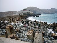 東引軍民共同在東堤海岸淨灘,維護環境美觀。(圖:東引鄉公所提供)