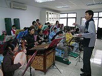 大到校舍改建、小至修理水龍頭,又是國小國樂隊指揮,李寶玉陪伴介壽國中小一路走來密不可分。(圖/文:劉秋月)