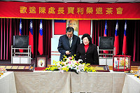 　台電馬祖區處處長陳寶利屆齡退休，偕同夫人曹碧珠向台電員工深深一鞠躬，感謝工作伙伴們的支持與協助。（圖／文：曹重偉）