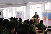 　指揮官鄭中將假塘岐靶場勉勵與會軍、士官，以合作代替競爭，來支持「精進士官制度」，才能達到團隊合作的精神，同步改變軍中文化，攜手開創國軍的歷史新頁。（圖／文：黃俊智）