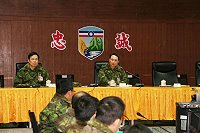 　指揮官鄭中將於候選連長心得報告向在座幹部實施精神講話，勉勵在座幹部須以身作則，與弟兄同甘共苦，以強化防區戰力。（圖／文：鄭智元）