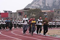 指揮官鄭中將假北竿塘岐運動場,帶領大家一起跑出健康的樂活人生。(圖/文:黃俊智)