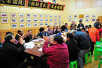 　山隴境白馬尊王廟廟宇管理委員會進行第九屆新任主委、副主委選舉，結果分別由陳寶利、陳金利高票當選，眾人是熱烈鼓掌。（圖／文：曹重偉）