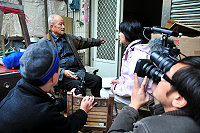 　龍應台來馬錄製「東海部隊」紀錄片，充分發揮作家的集中力及記者的敏銳度，訪談老兵時的專注神情，讓製作小組資深記者也自嘆弗如。（圖／文：曹重偉）