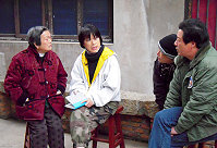 　龍應台教授探訪足跡走進對岸，昨天在縣長陳雪生等人陪同下，搭乘專船前往黃岐，並利用參訪漁村時與當地年長民眾閒話家常。（圖／文：曹重偉）