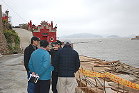 　縣府工務局前往牛峰境五靈公廟前會勘道路拓寬。（圖／文：邱竟瑋）