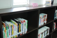 　圖書館新書上架（圖與文：劉秋月）