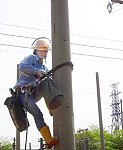 獨登電桿競技,馬祖區營業處吳宜亭受矚目。(圖:轉載自中國時報邱順斌攝)