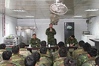 　指揮官鄭中將偕同政戰主任陳將軍勉勵步二連官兵以高昂的鬥志，完成基地期末測驗。（圖／文：黃俊智）