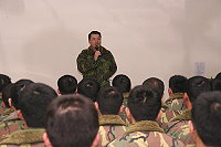 　馬防部副指揮官陳將軍主持到馬新兵精神講話。（圖與文：黃俊智）