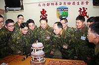 　吾愛吾家，溫馨慶生二月情。（圖與文：黃俊智）