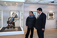 　民俗文物館三月份展出台灣現代藝術大師－陳庭詩馬祖紀念展2009「出巡」，縣長陳雪生也在文化局長劉潤南陪同下欣賞大師鐵雕、版畫等作品。（圖／文：劉秋月）