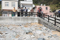 　北竿后澳海堤完工，副縣長徐文吉率工務局長等人現勘施工成果。（圖／文：陳鵬雄）