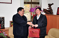 　對岸連江縣由副縣長林榕森率多位官員組成「馬祖政經參訪交流團」抵馬訪問，受到議長陳振清的熱烈歡迎。（圖／文：曹重偉）