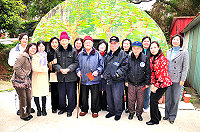 　分享三八喜悅！婦女會拜會榮民之家陪榮民伯伯話家常並致贈慰問金，讓他們感受到婦女鄉親的關懷。（圖／文：曹重偉）