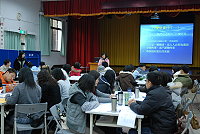 　仁愛國小辦理「九十八年度國民教育輔導團人權法治教育種子教師研習」，講師分享如何將正義、責任這樣抽象的概念，變成實際又有趣的教案。（圖／文：劉秋月）